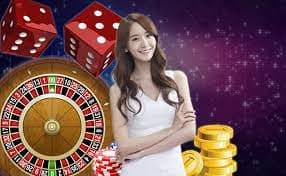 Pengguna meninjau syarat promo di ponsel